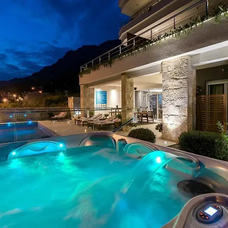 Jolara With Heated Pool Apartment