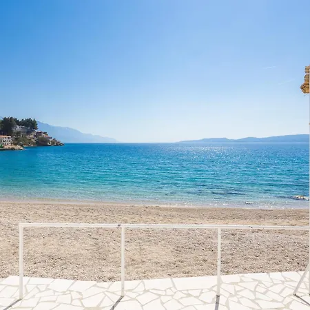 Jolara With Heated Pool Apartment