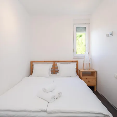 Jolara With Heated Pool Apartment