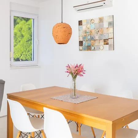 Jolara With Heated Pool Apartment