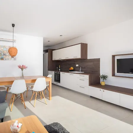 Jolara With Heated Pool Apartment *